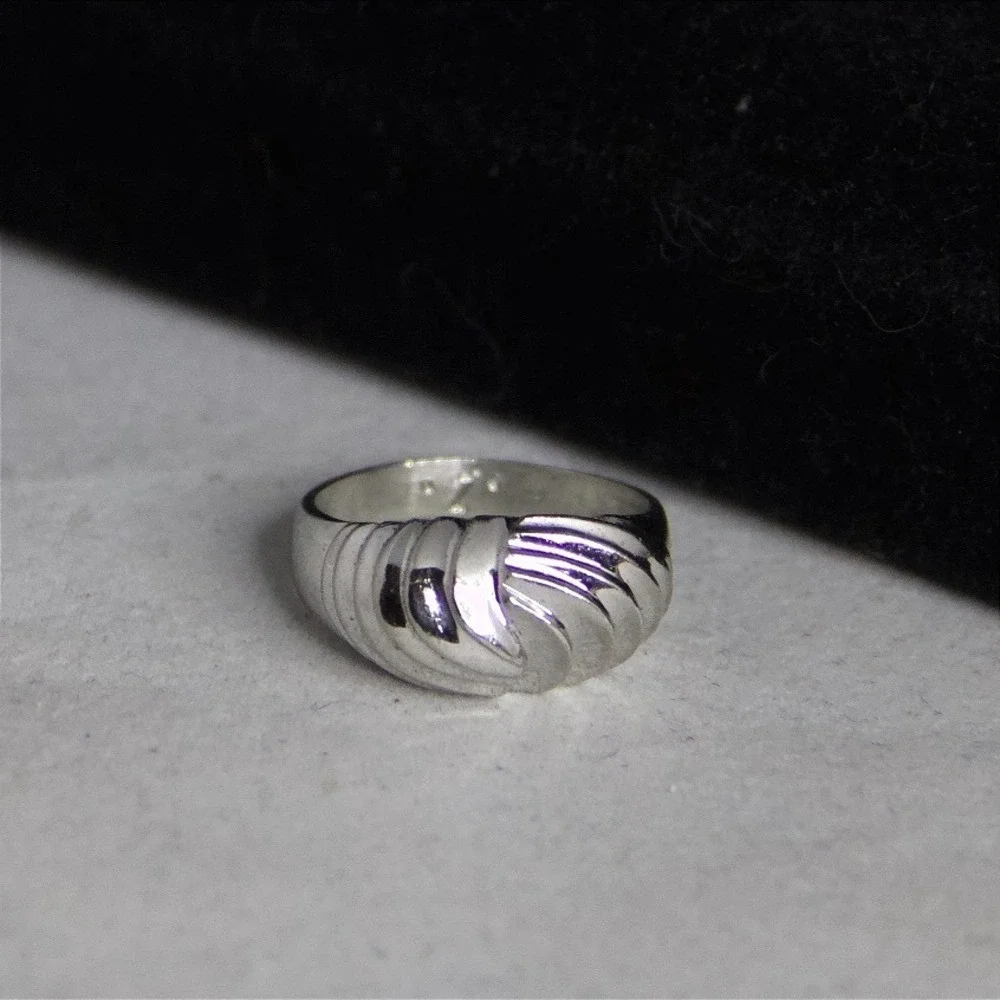 Vintage Silver Tone Ribbed Dome Ring Sculptural Tapered Band Size 7.5